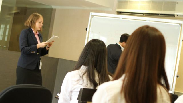 授業風景 Enderun College Language Center_ 授業風景