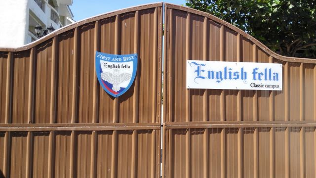 English Fella 1_校門