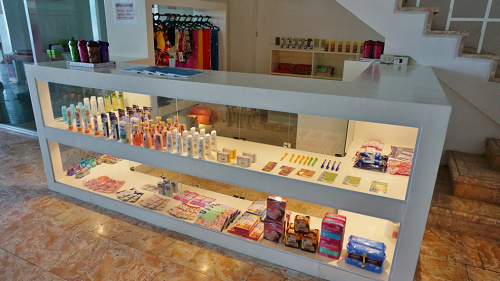 QQ English Seafront売店