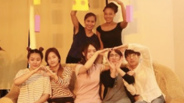 教員と一緒に記念撮影 SDA Language Center_教員と一緒に記念撮影